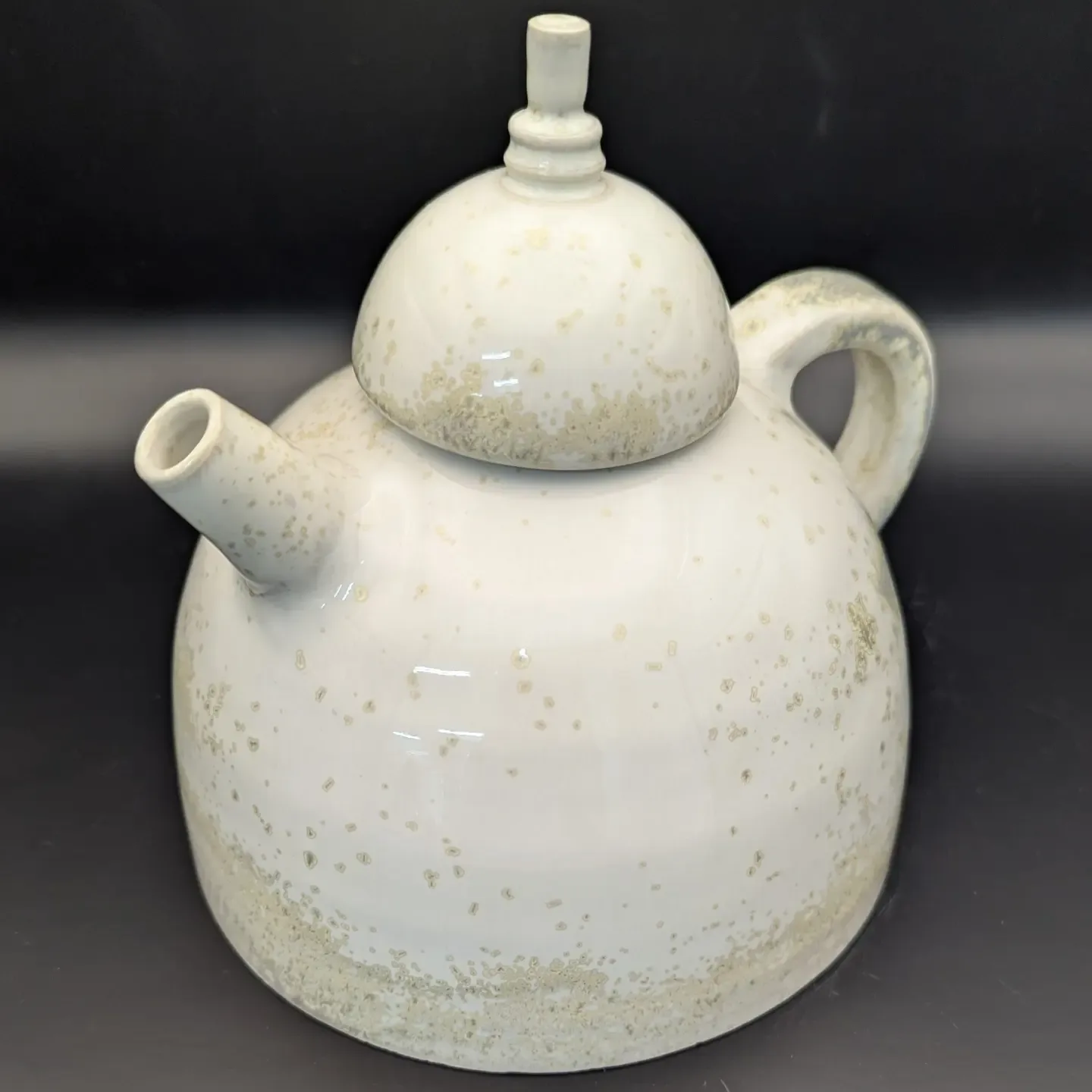 White speckled teapot with a ribbed lid